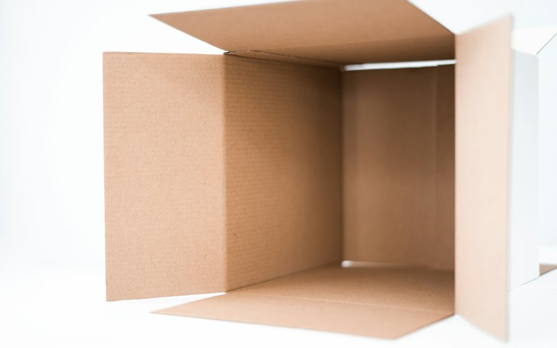 Thùng carton rỗng đang mở nắp