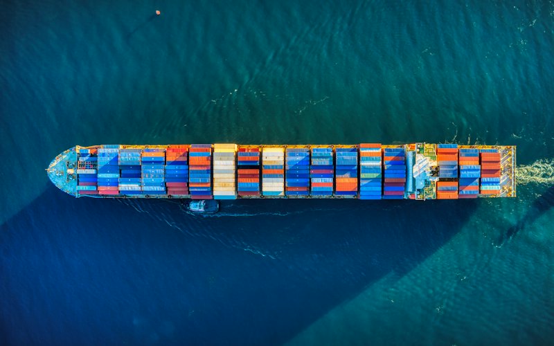 Tàu container chở đầy hàng trên biển nhìn từ trên cao