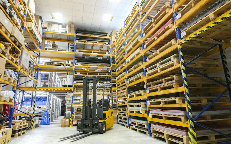 Kho hàng nhiều tầng kệ pallet và xe nâng