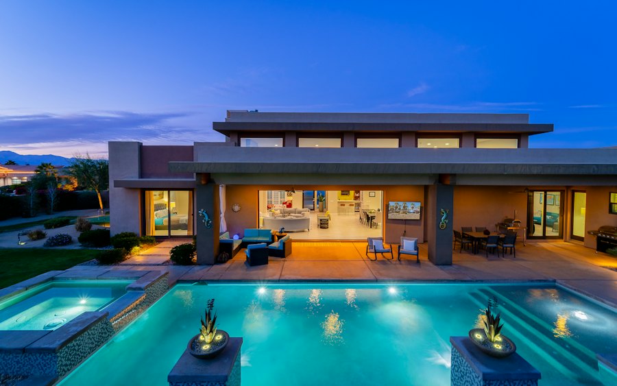 Villa nghỉ dưỡng với hồ bơi phát sáng lúc hoàng hôn