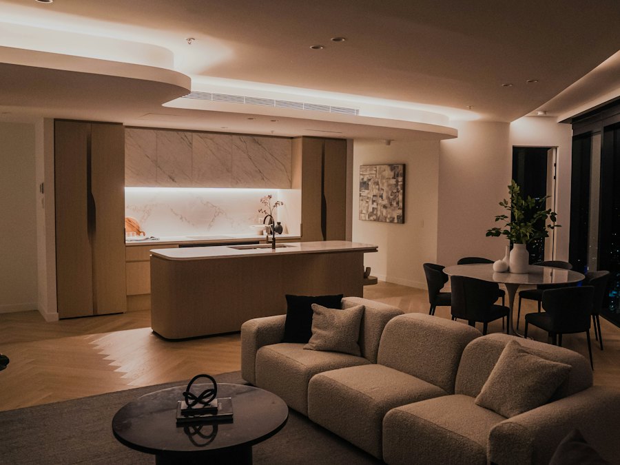 Penthouse ánh đèn ấm nhìn ra thành phố về đêm