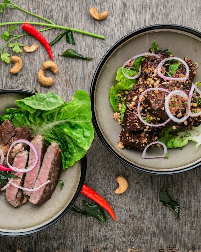 Đĩa gỏi bò tái với hành tím, ớt và đậu điều