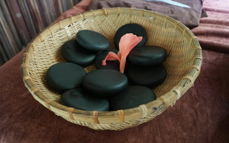 Rổ tre đựng đá bazan đen dùng cho massage đá nóng