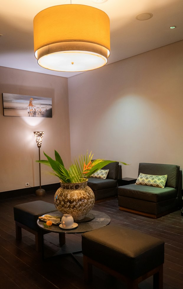 Phòng chờ với ghế bành, bàn trà và đèn vàng dịu