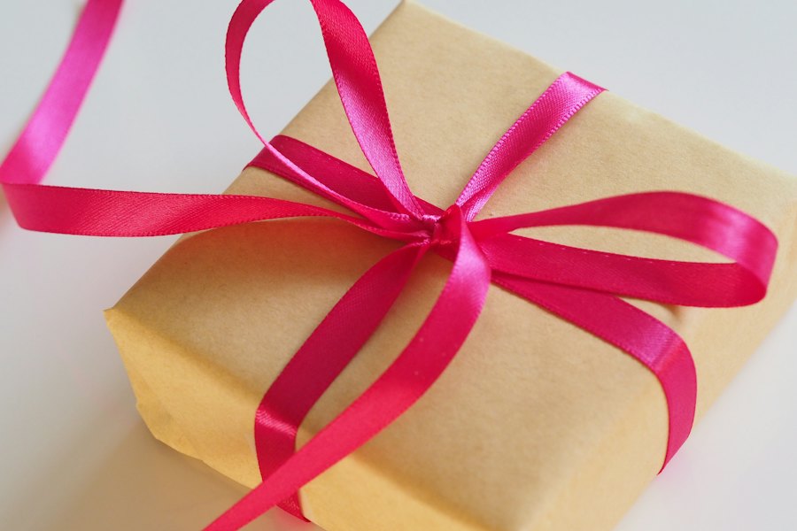 Hộp quà gói giấy kraft thắt nơ hồng