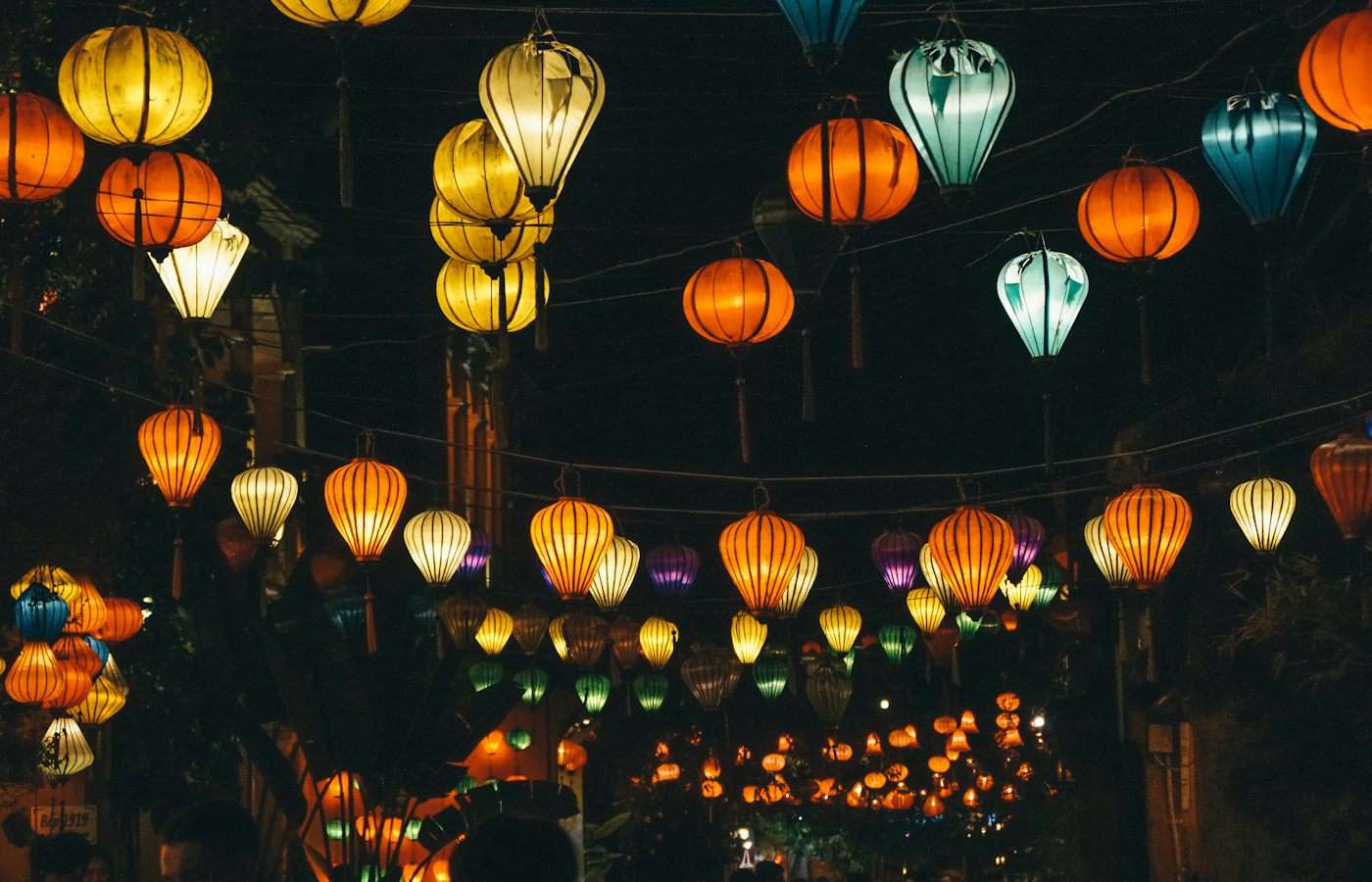 Đèn lồng nhiều màu treo ngang con phố về đêm