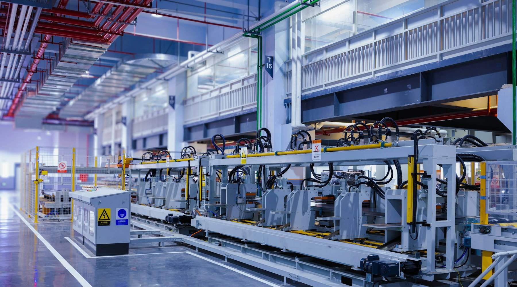 Dây chuyền sản xuất tự động trong nhà xưởng sáng
