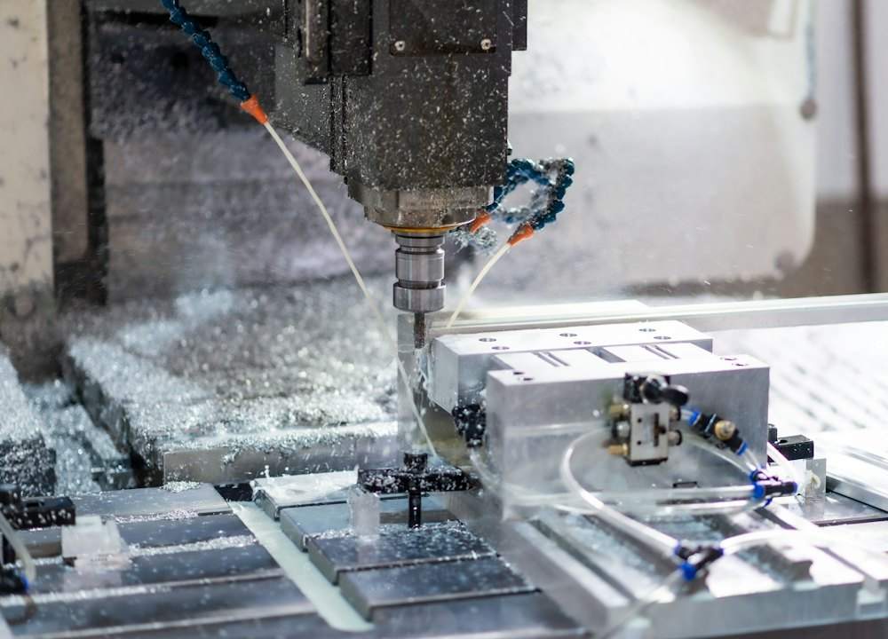 Máy phay CNC đang gia công chi tiết nhôm