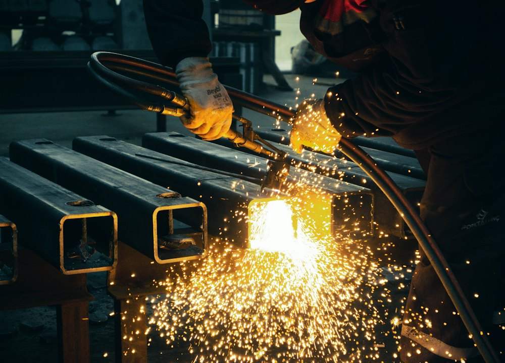 Thợ hàn khung thép với tia lửa bắn ra