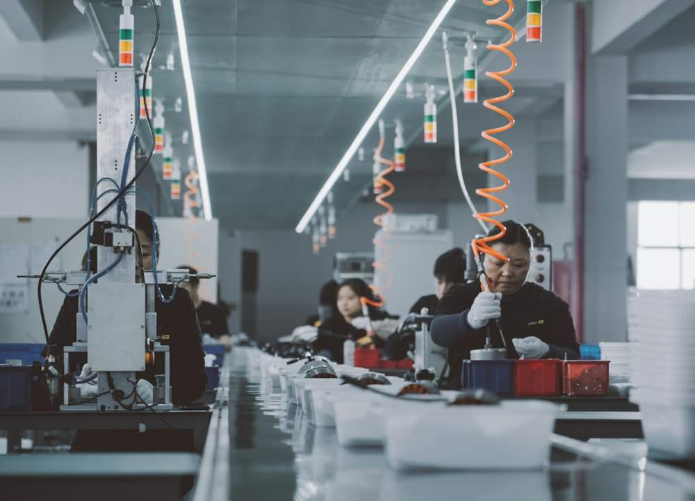 Công nhân lắp ráp trên dây chuyền