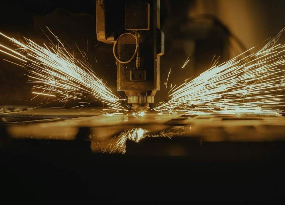 Máy cắt laser tạo tia lửa trên tấm kim loại