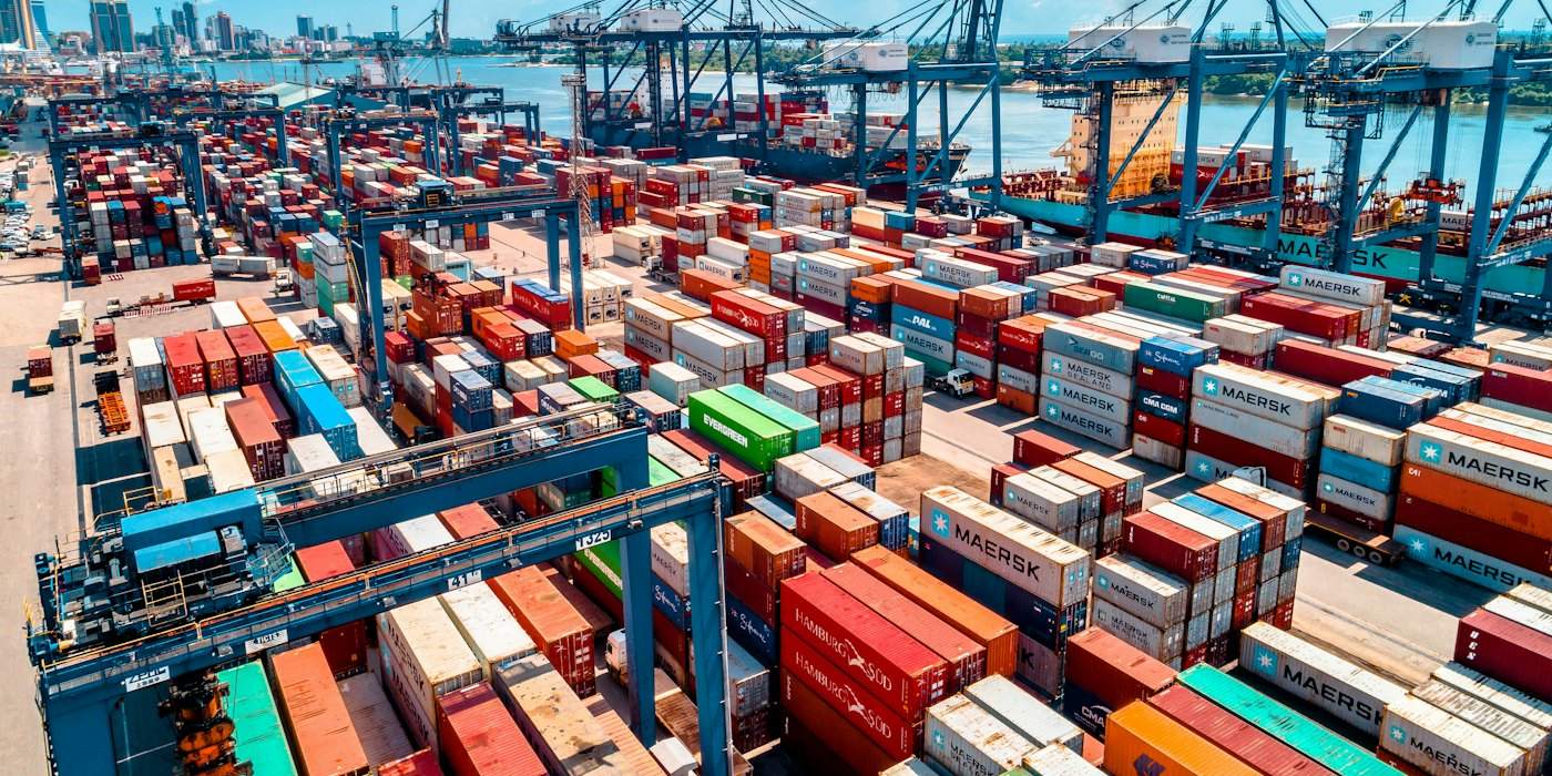 Bãi container nhiều màu tại cảng biển