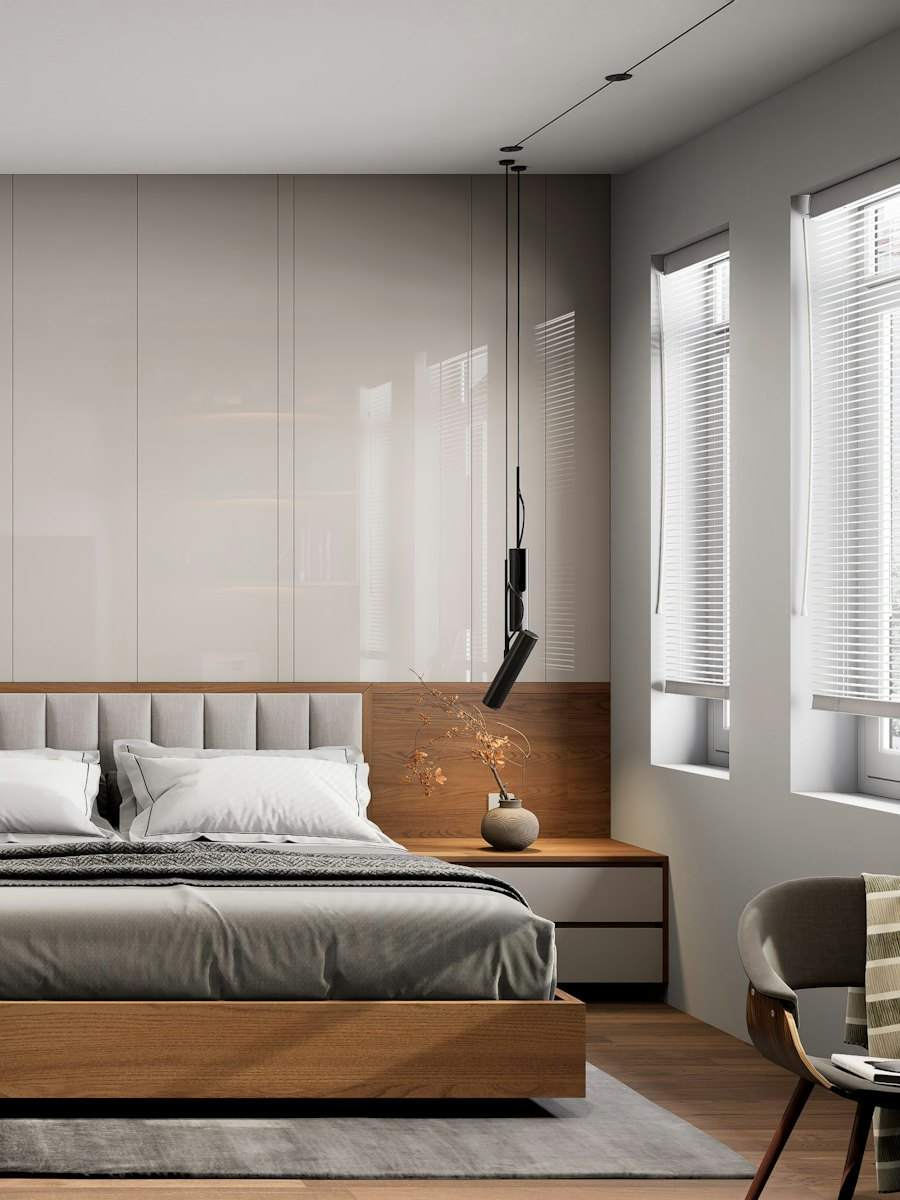 Phòng ngủ với đầu giường ốp gỗ và cửa sổ lớn