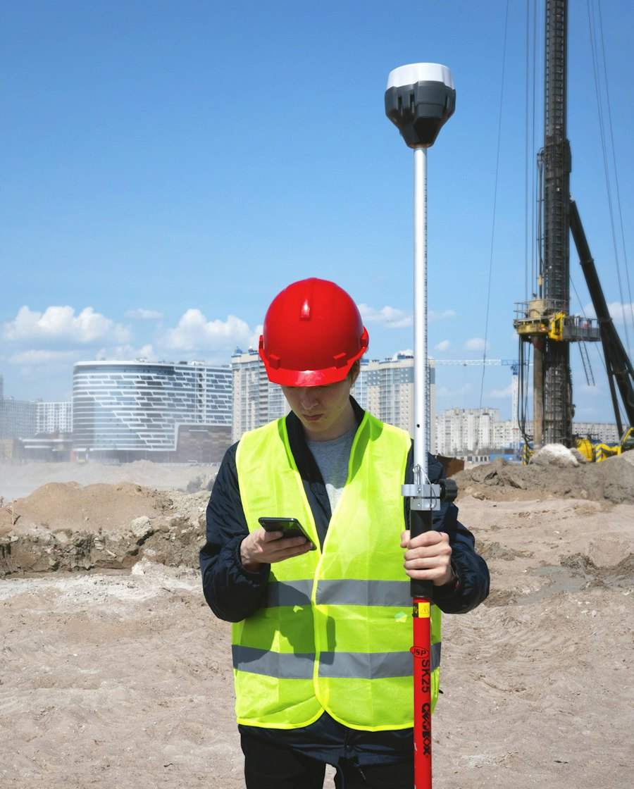 Kỹ sư đội mũ bảo hộ đứng trong công trường