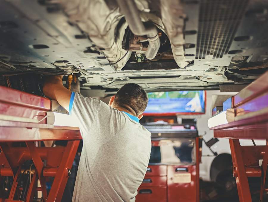 Kỹ thuật viên kiểm tra gầm xe trên cầu nâng