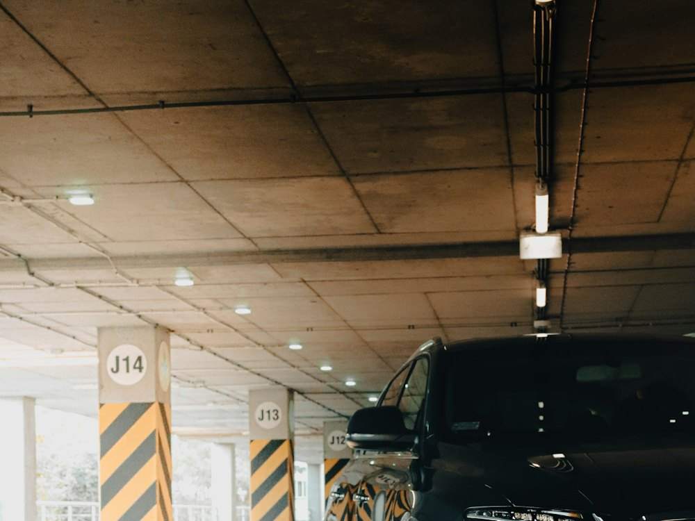 Xe sedan màu tối đậu trong hầm