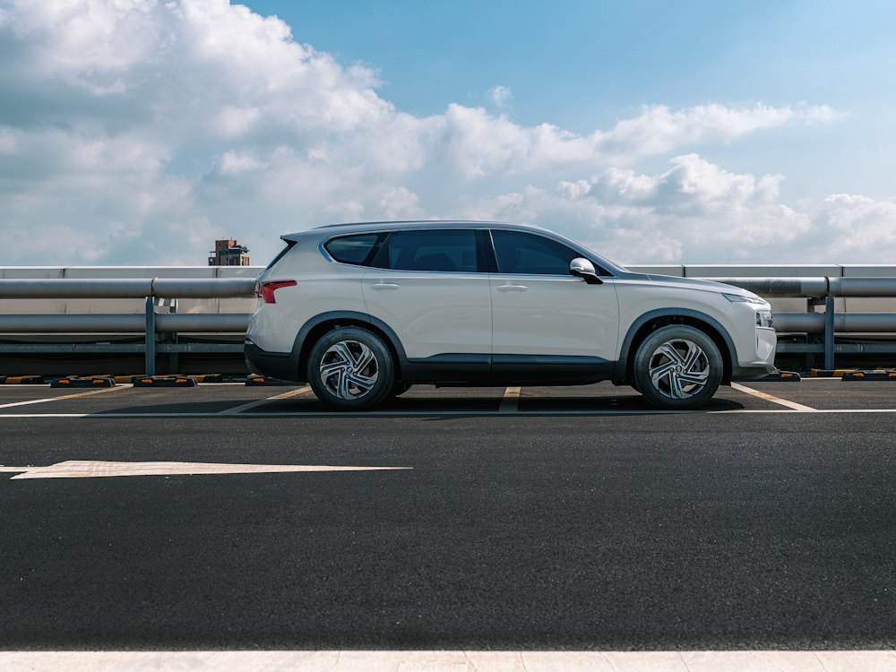 Xe SUV màu trắng đậu bên đường