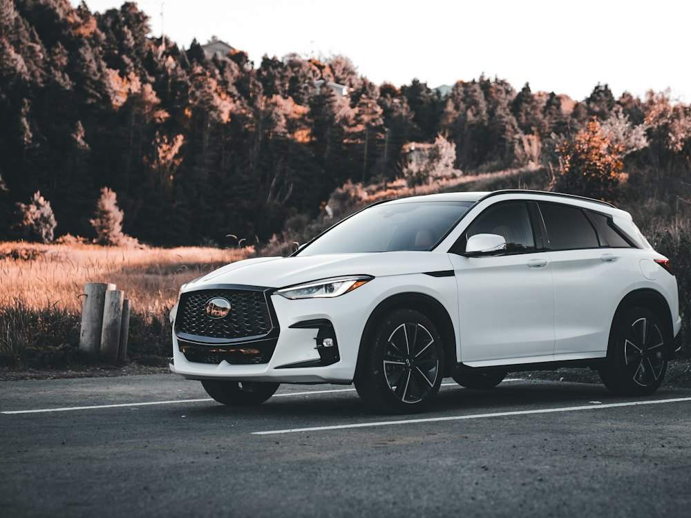 Xe crossover màu trắng trên đường quê