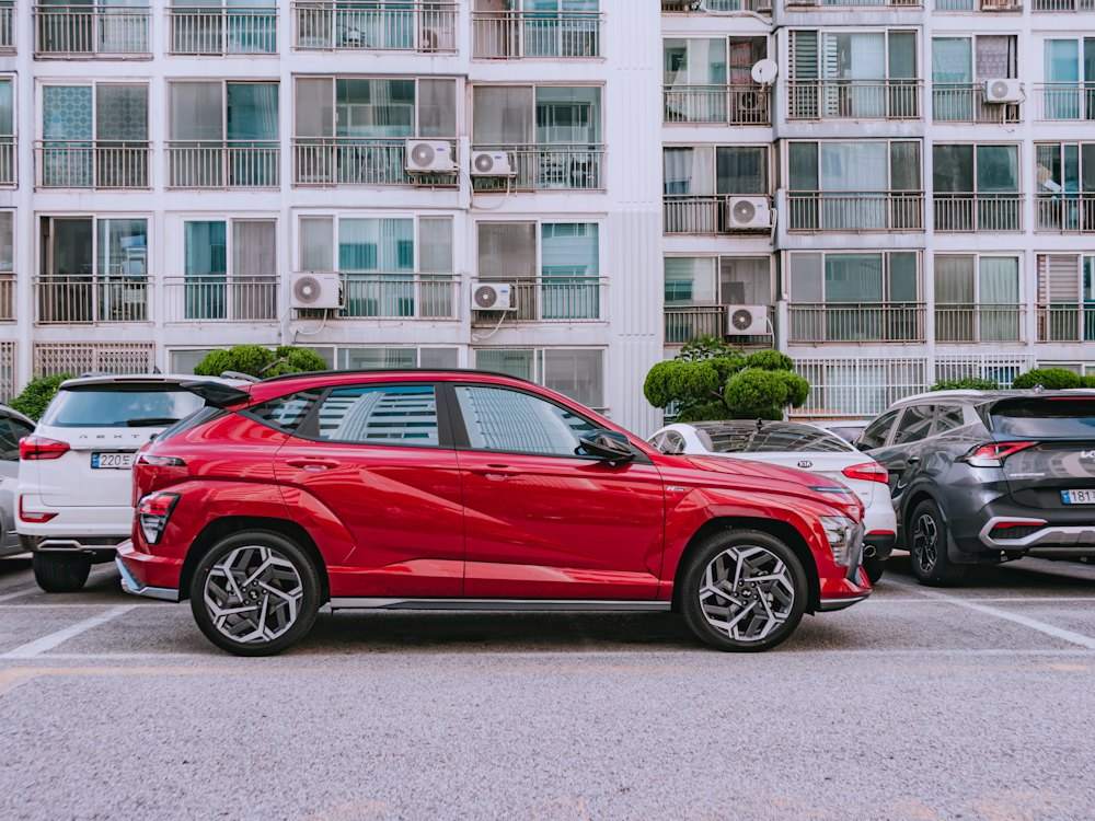 Xe SUV màu đỏ đậu trong bãi chung cư