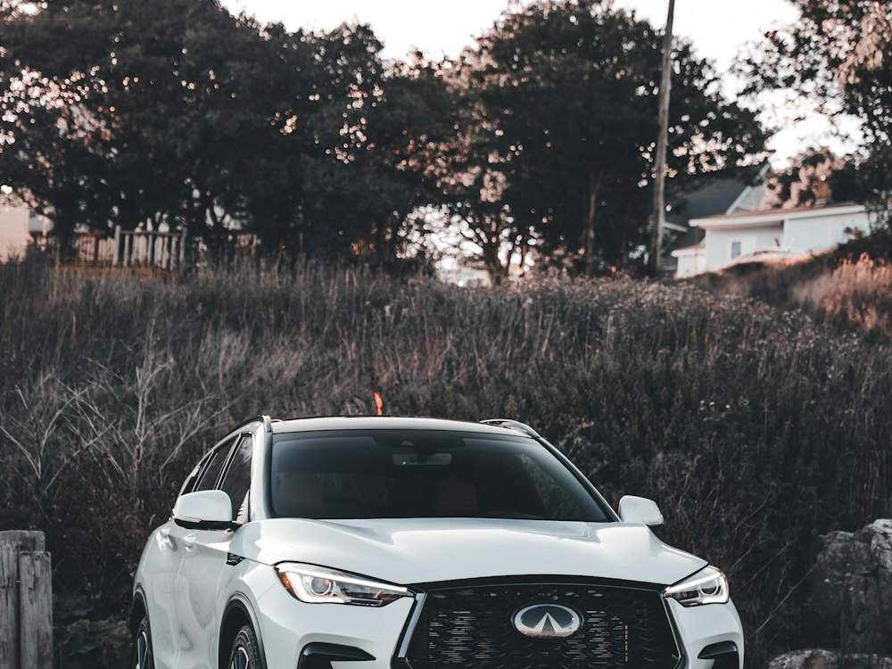 Xe SUV màu trắng đậu trong bãi