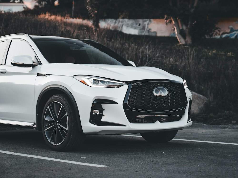 Xe SUV điện màu trắng trong bãi đỗ