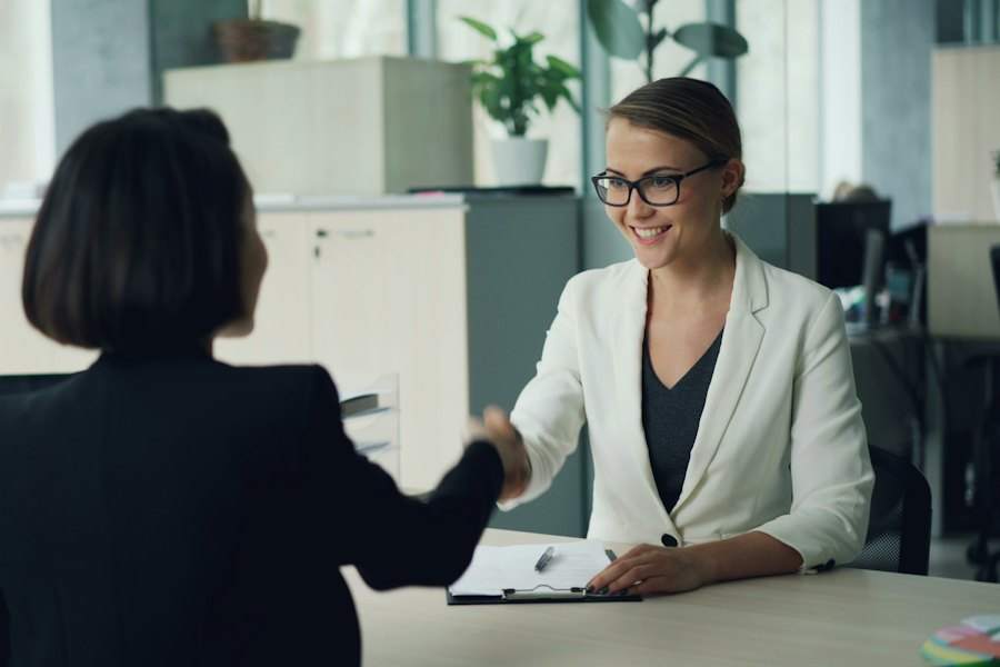 Ứng viên bắt tay người phỏng vấn qua bàn